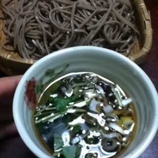 魚粉とごま油の効いたザル蕎麦